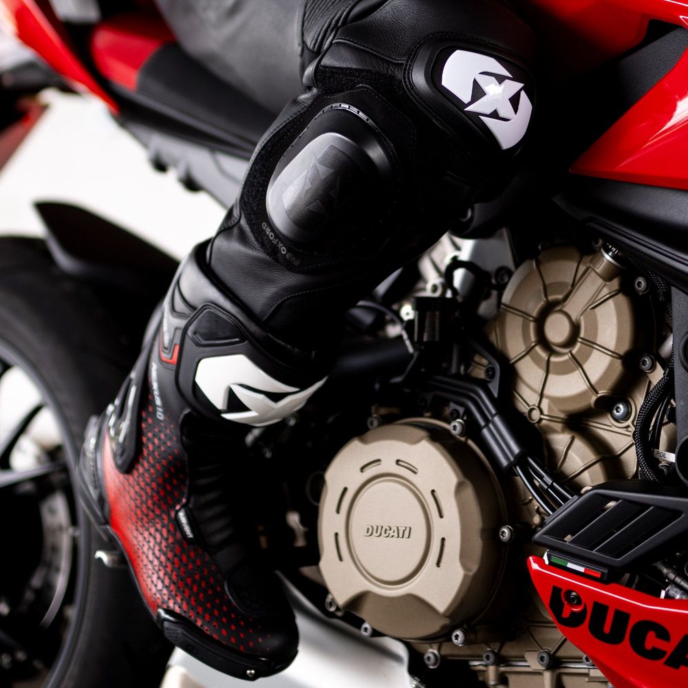 Oxford Nexus Knee Sliders Black FREE 1 YEAR Returns, FREE UK Delivery | ThrottleChimp